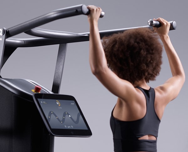 e-gym jeune femme s'entrainant sur une machine de renforcement musculaire